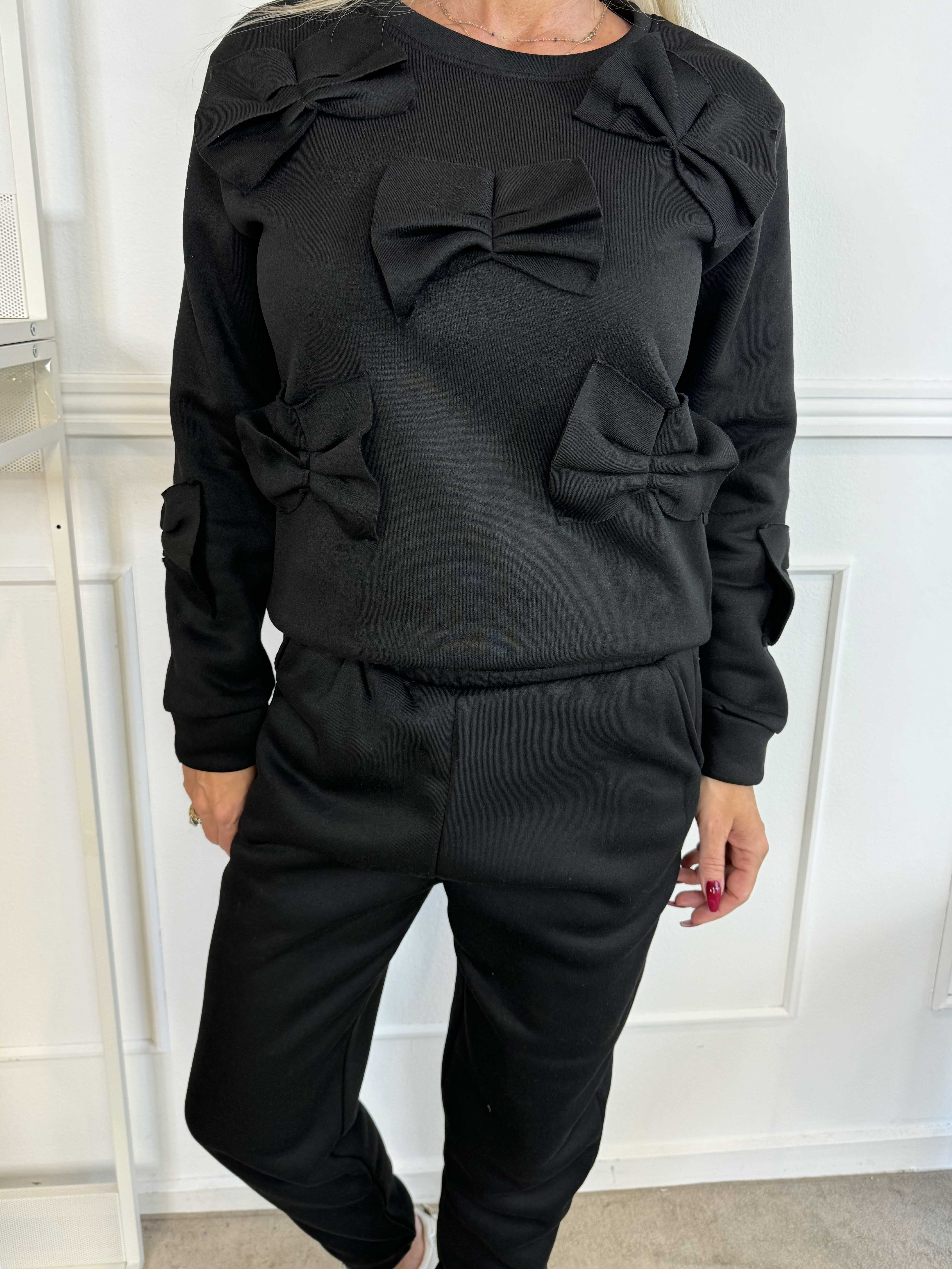 Yeva - Joggingdräkt med små rosetter